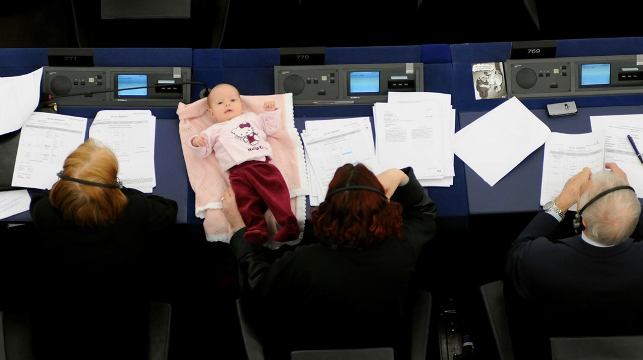 Press på kvinnliga parlamentariker. Den&nbsp;danska EU-parlamentarikern Hanne Dahl tog med sin nyfödda bebis&nbsp;under omröstning 2009 för att hennes röst inte skulle gå förlorad – "Mamma har inte tid för mammaledighet" blev rubriken i danska tidningen&nbsp;Politiken.&nbsp;