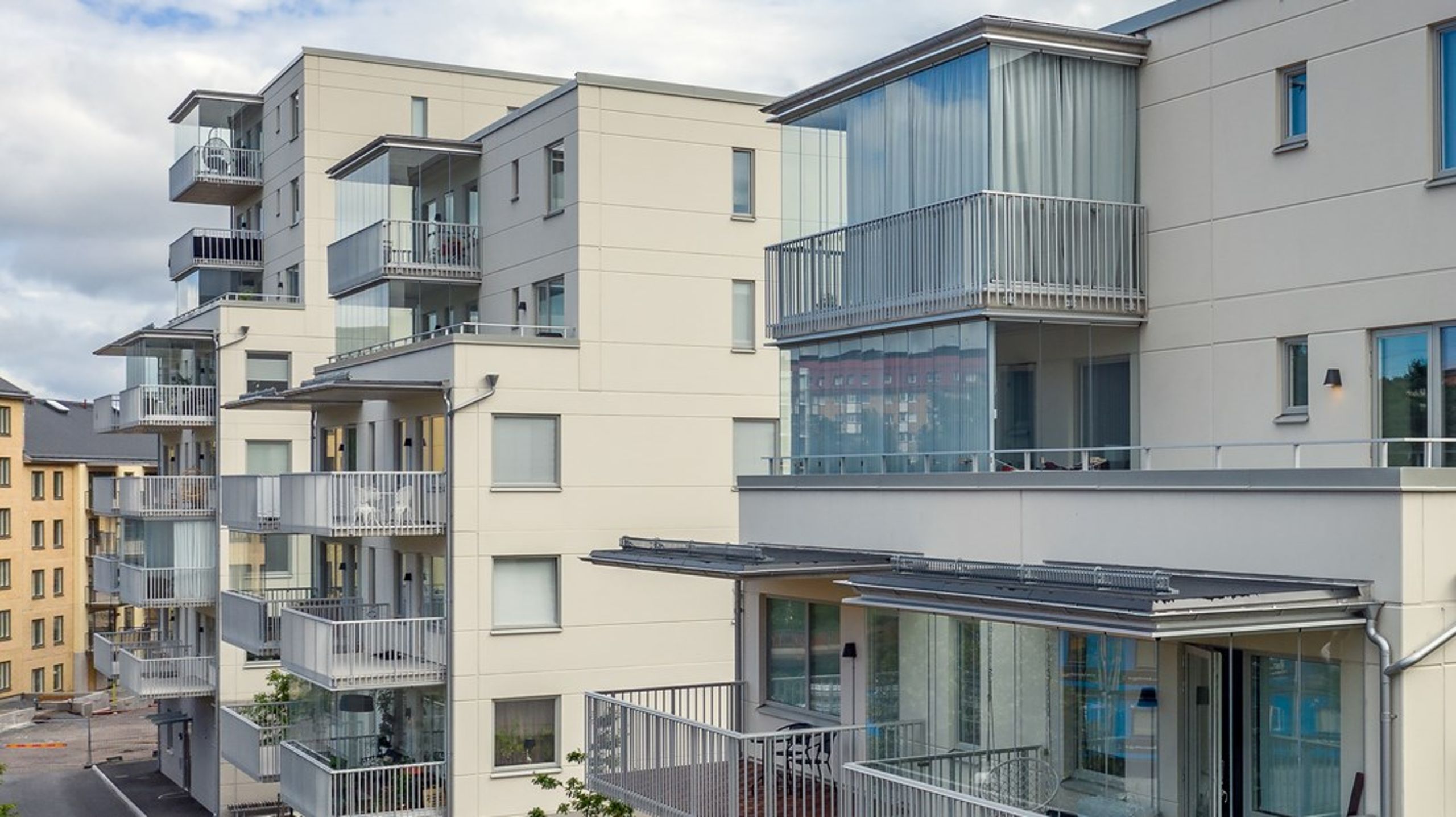 Dagens reglering för inglasning av balkong är både omständlig och orättvis för landets lägenhetsinnehavare, skriver debattören.