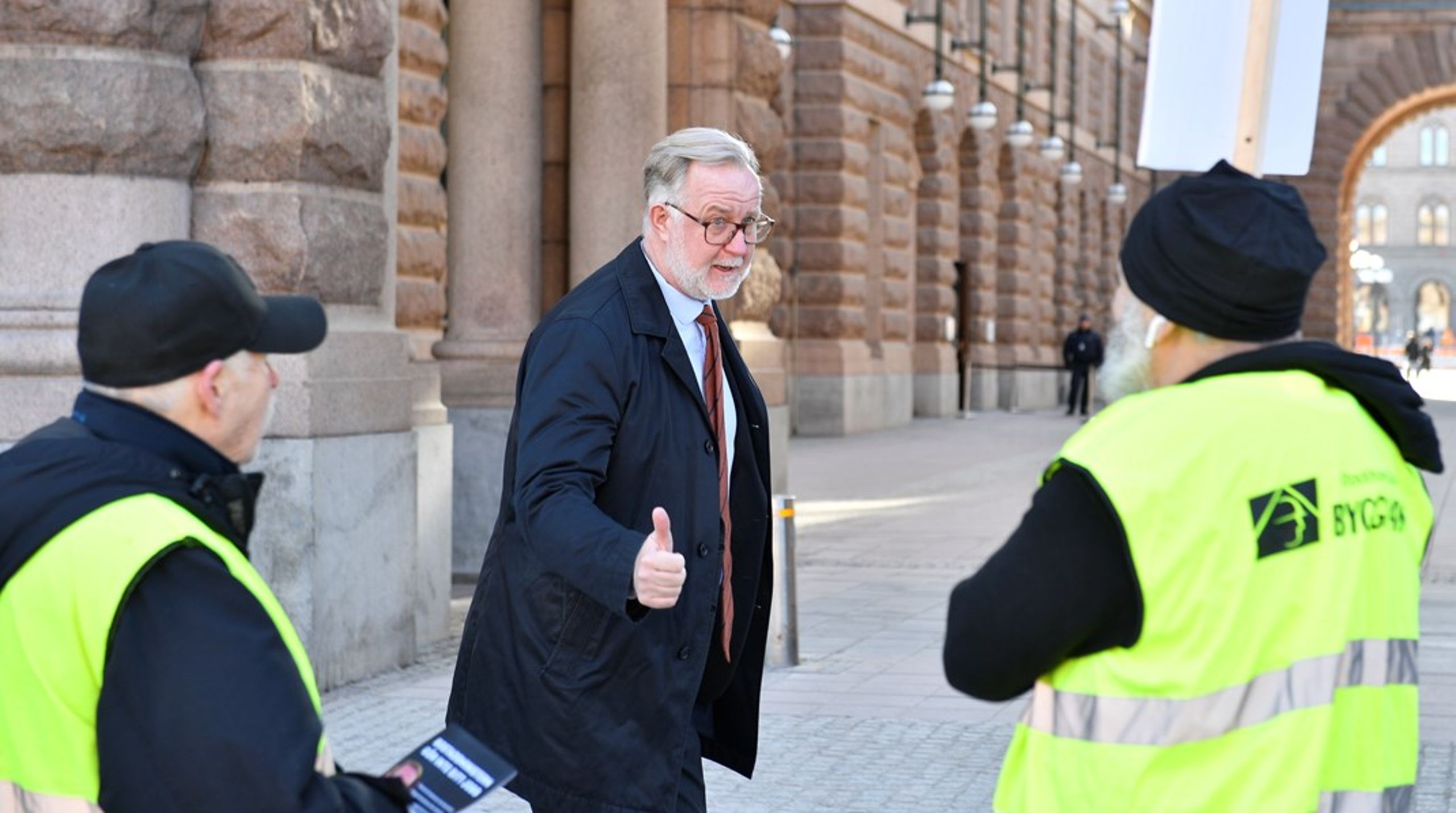 Arbetsmarknads- och integrationsminister&nbsp;Johan Pehrson mötte protesterande byggnadsarbetare utanför riksdagshuset&nbsp;på tisdagsmorgonen.