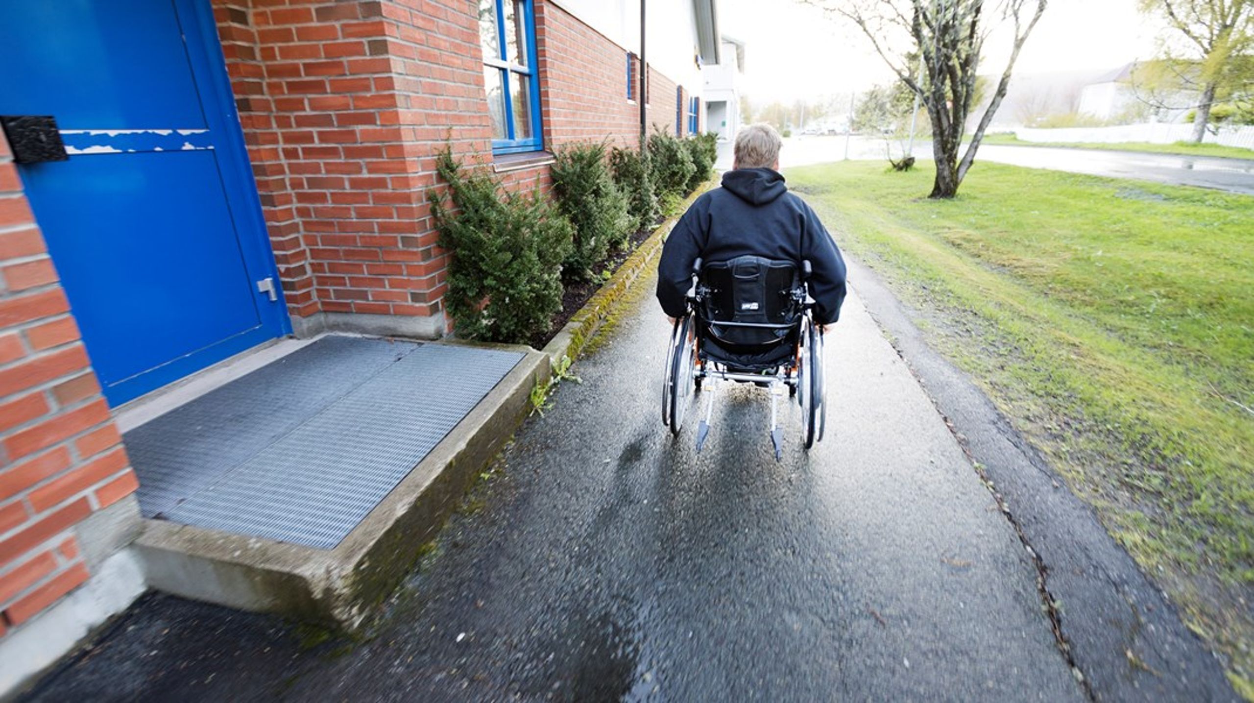 Höga trösklar försvårar vardagen för den som använder rullstol.