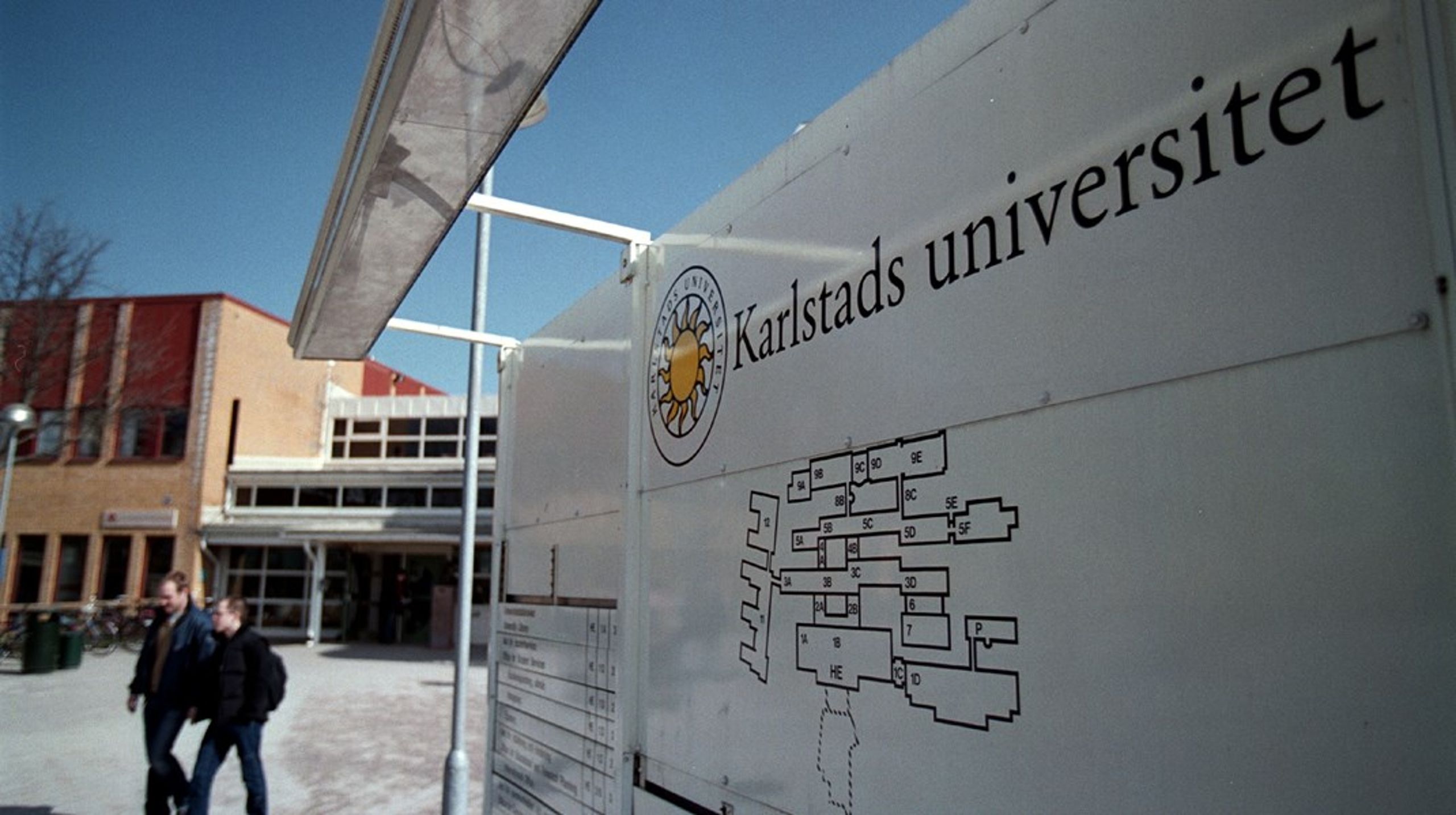 Riksrevisionen kritiserar Karlstads universitet för att ha flyttat pengar till ett dotterbolag utan medgivande från regeringen.