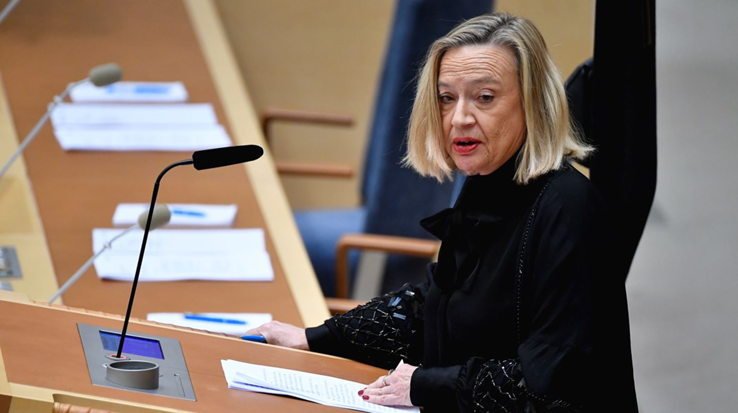 Vänsterpartiets Karin Rågsjö säger att de kommer att lägga fram ett eget förslag om Allmänna arvsfonden, eventuellt tillsammans med andra partier som är kritiska till Riksrevisionens förslag om att lägga ner den. <br>