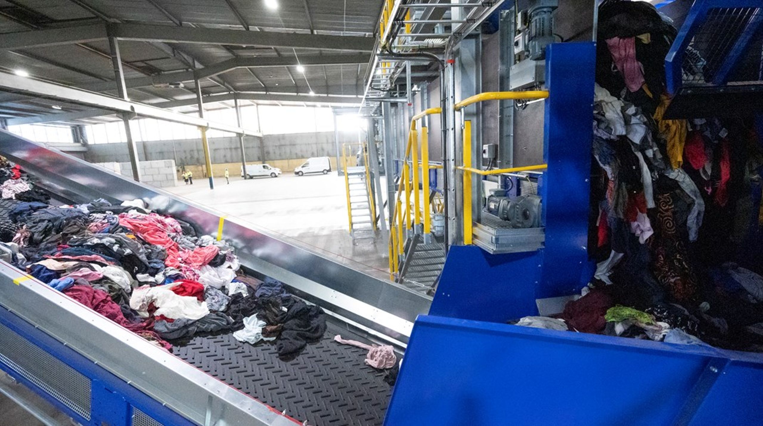 Kostnaden för insamling, sortering och återvinning av textilier kan framöver tillfalla producenter. Foto från Siptex-anläggningen i Malmö.<br>