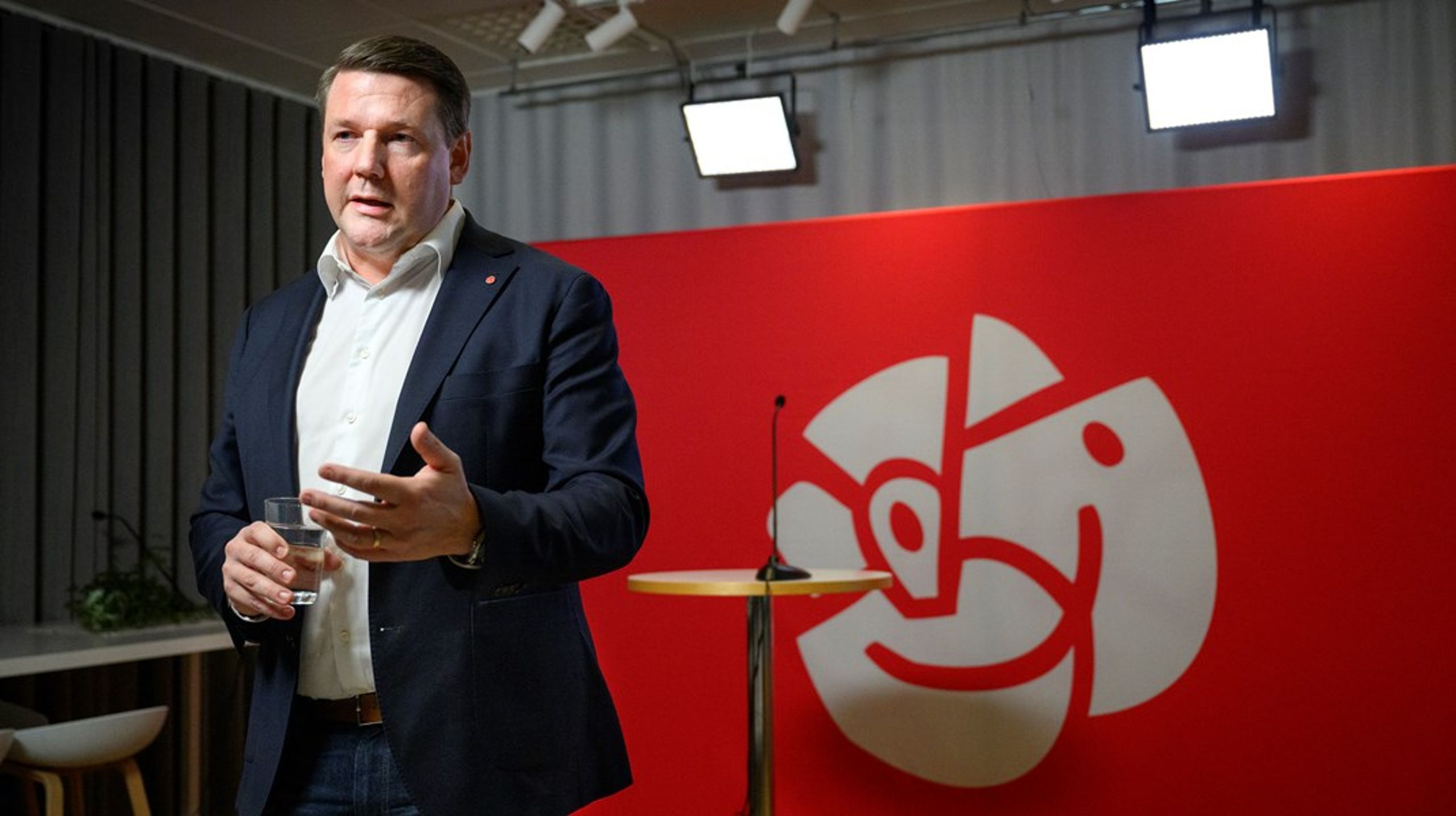 Socialdemokraternas partisekreterare Tobias Baudin har tidigare sagt att partiet kan komma att slå tillbaka mot Tidöpartiernas önskan att skärpa reglerna för partilotterier. Förra året gick 25 miljoner från lotterierna in i S-kassan, enligt partiet.