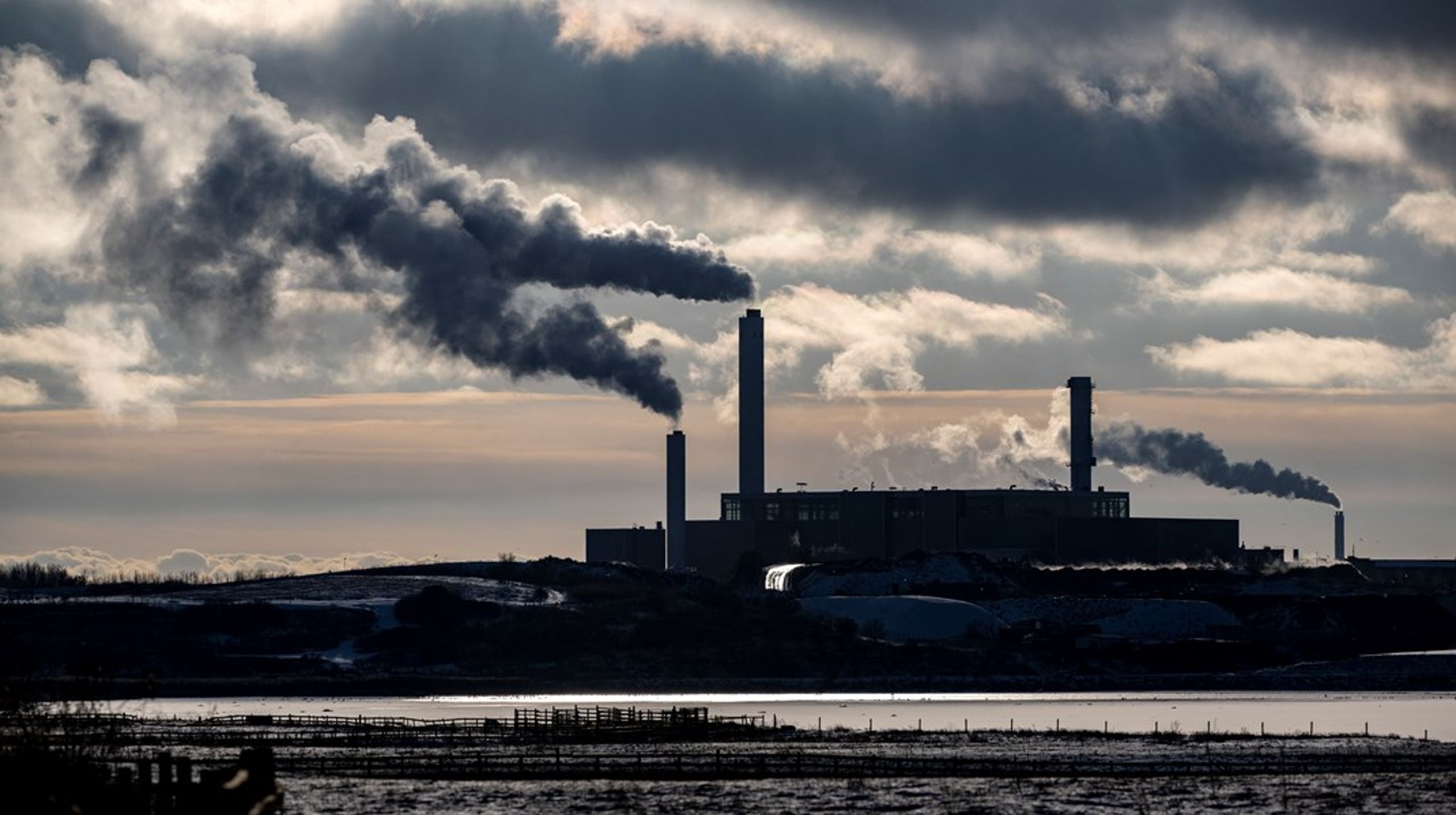 Anläggningar som använder mer än 95 procent biobränslen åker ur utsläppshandeln 2026. Samtidigt kommer all avfallsförbränningen eventuellt också in framöver i handeln. Två regelförändringar som beslutades den sista natten i utsläppshandelsförhandlingen, och exempelvis påverkar fjärrvärmeanläggningar i Sverige. <br>