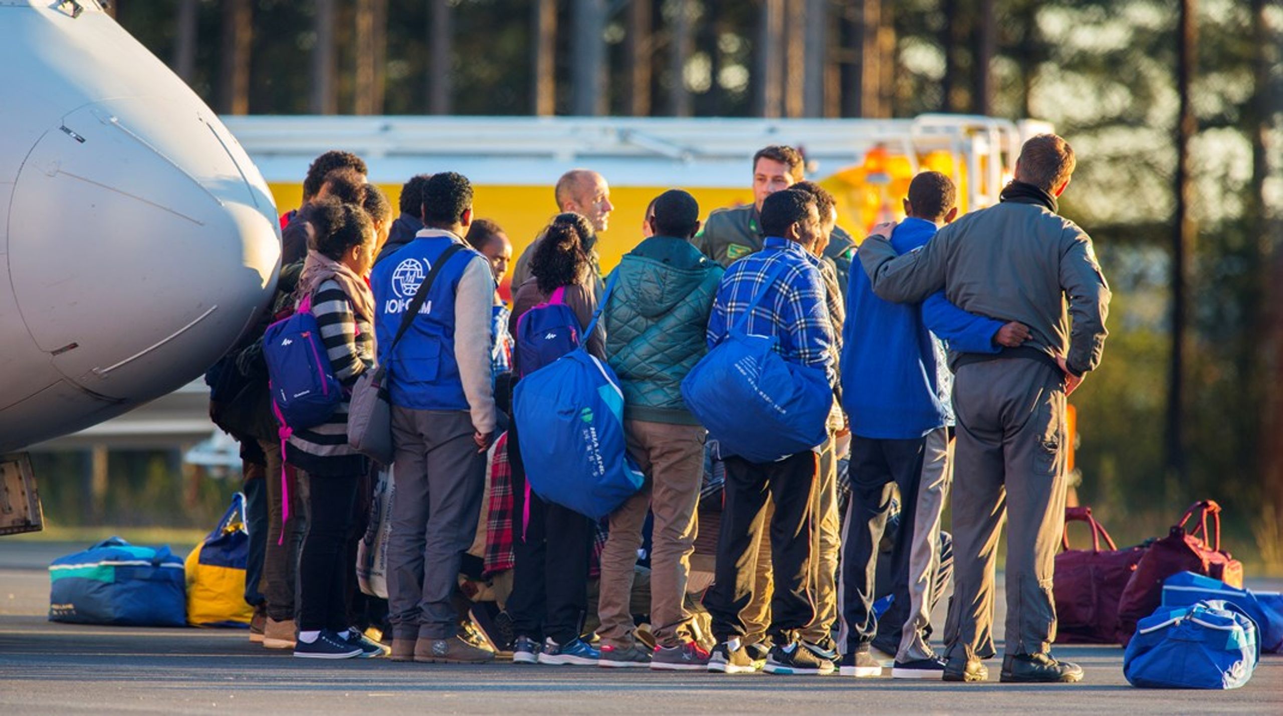 Storbritannien ska nu ha chartrade plan för att flyga asylsökande i landet för prövning i Rwanda. Inte ett alternativ för EU säger flera EU-politiker – men inte alla håller med. Här asylsökande som anländer till Luleå flygplats 2015.&nbsp;