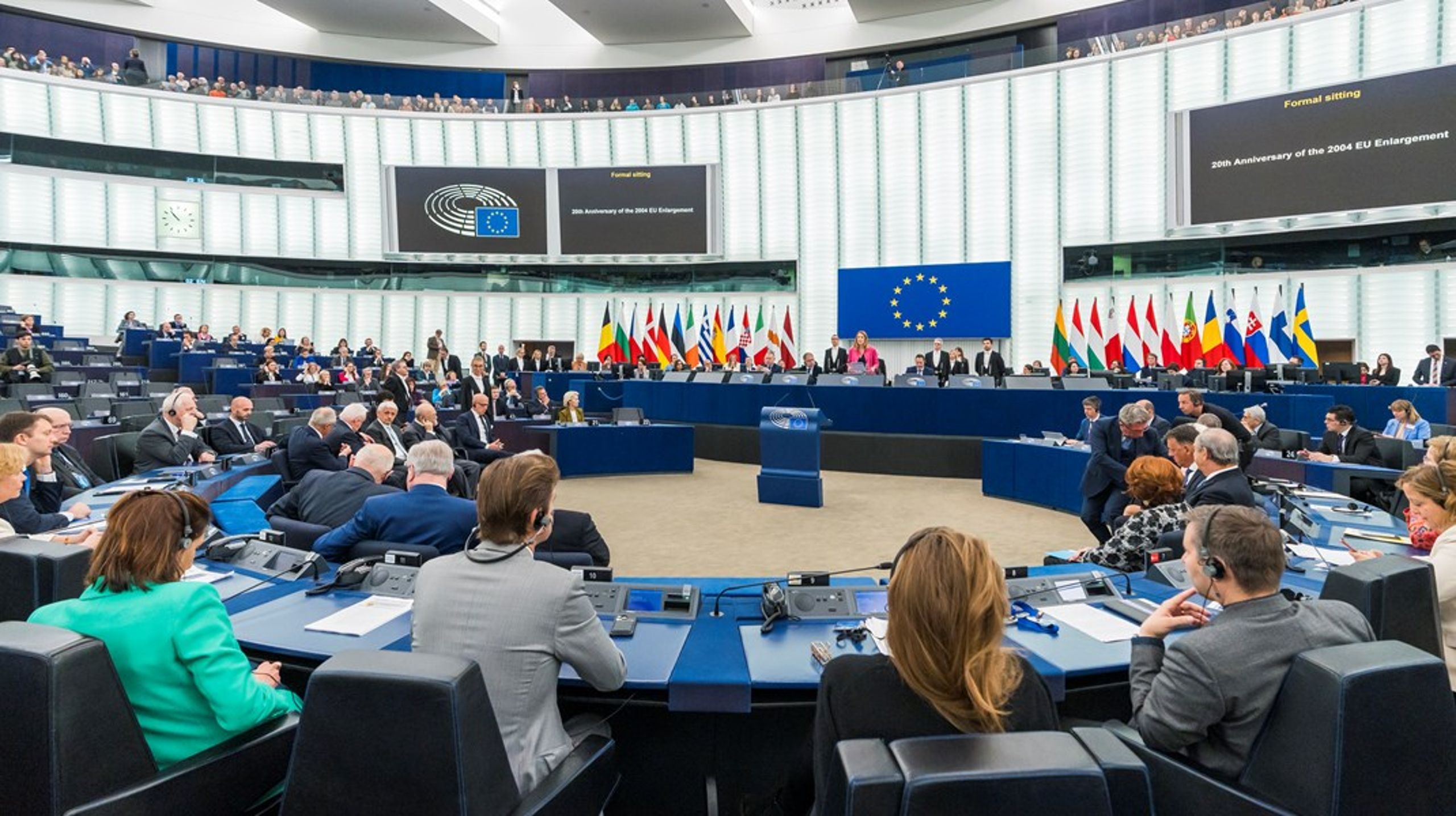 EU-parlamentarikerna hade fullt upp vid mandatperiodens sista session i Strasbourg där 89 lagar har klubbats.<br>