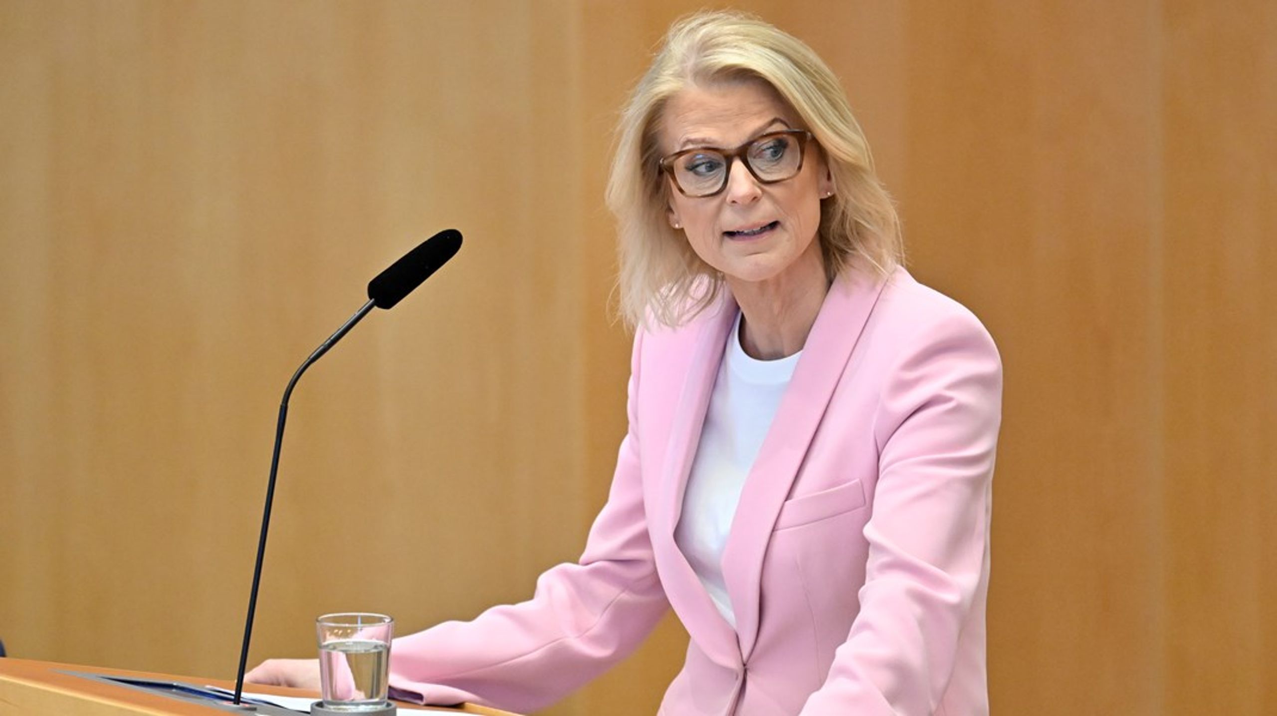 Enligt finansminister Elisabeth Svantesson (M) gjordes ingen rättslig bedömning innan pressträffen i september om att kommuner och regioner kan göra undantag från budgetreglerna.
