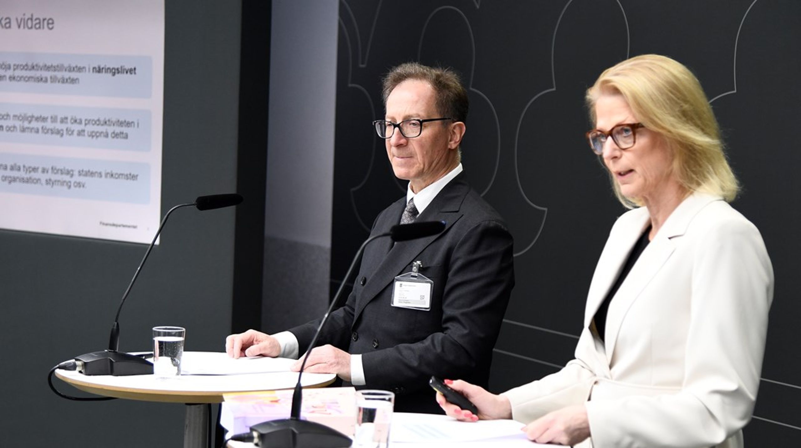 Produktivitetsutredningens ordförande Hans Lindblad har lämnat över delbetänkande till finansminister Elisabeth Svantesson.&nbsp;
