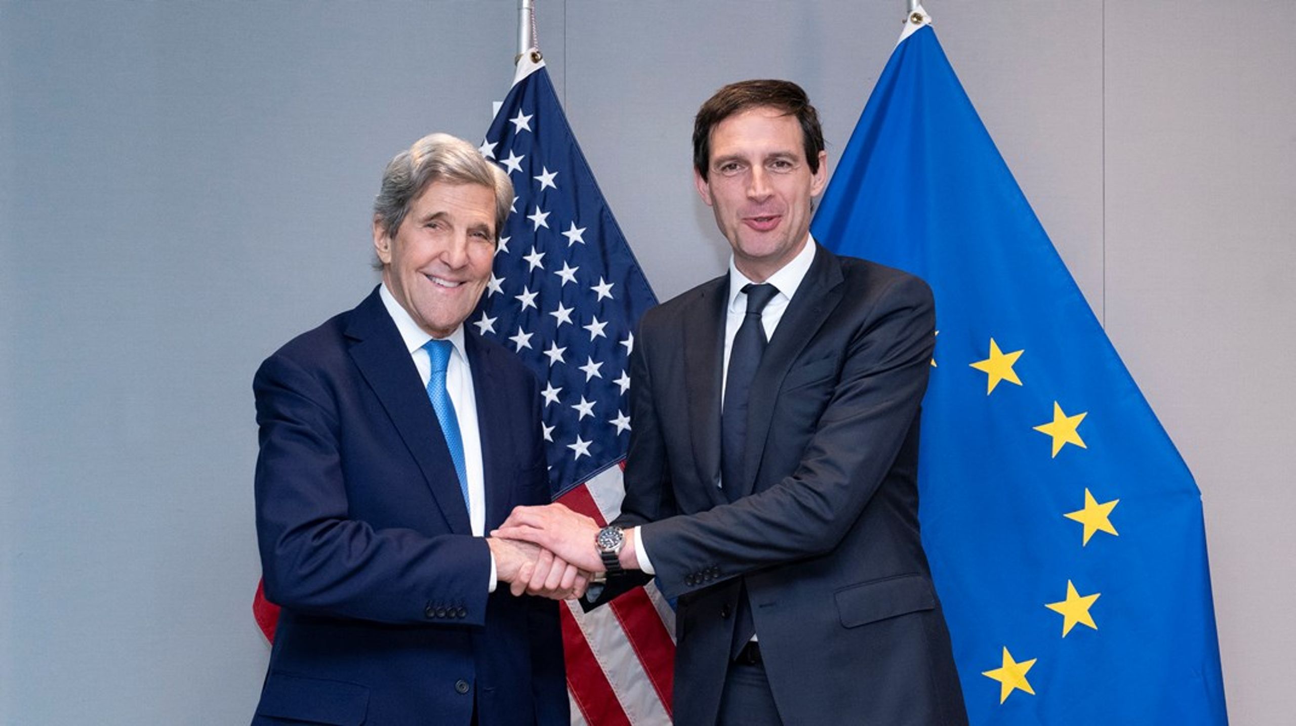 EU-kommissionens Wopke Hoekstra förhandlar även med andra klimatföreträdare kring hur det samlade klimatarbetet ska se ut. Här med USAs John Kerry. <br>