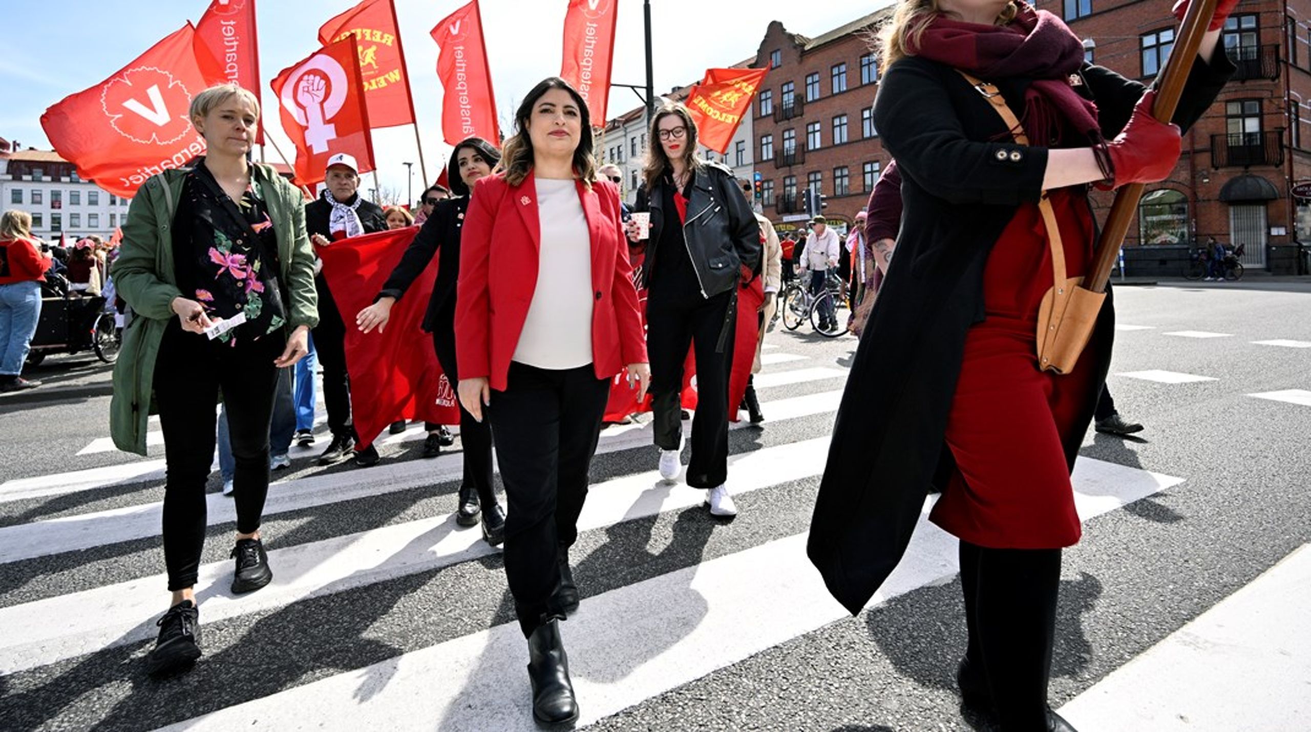 Vänsterpartiets partiledare Nooshi Dadgostar i ett demonstrationståg i Malmö förra året. I år ska hon till Göteborg.