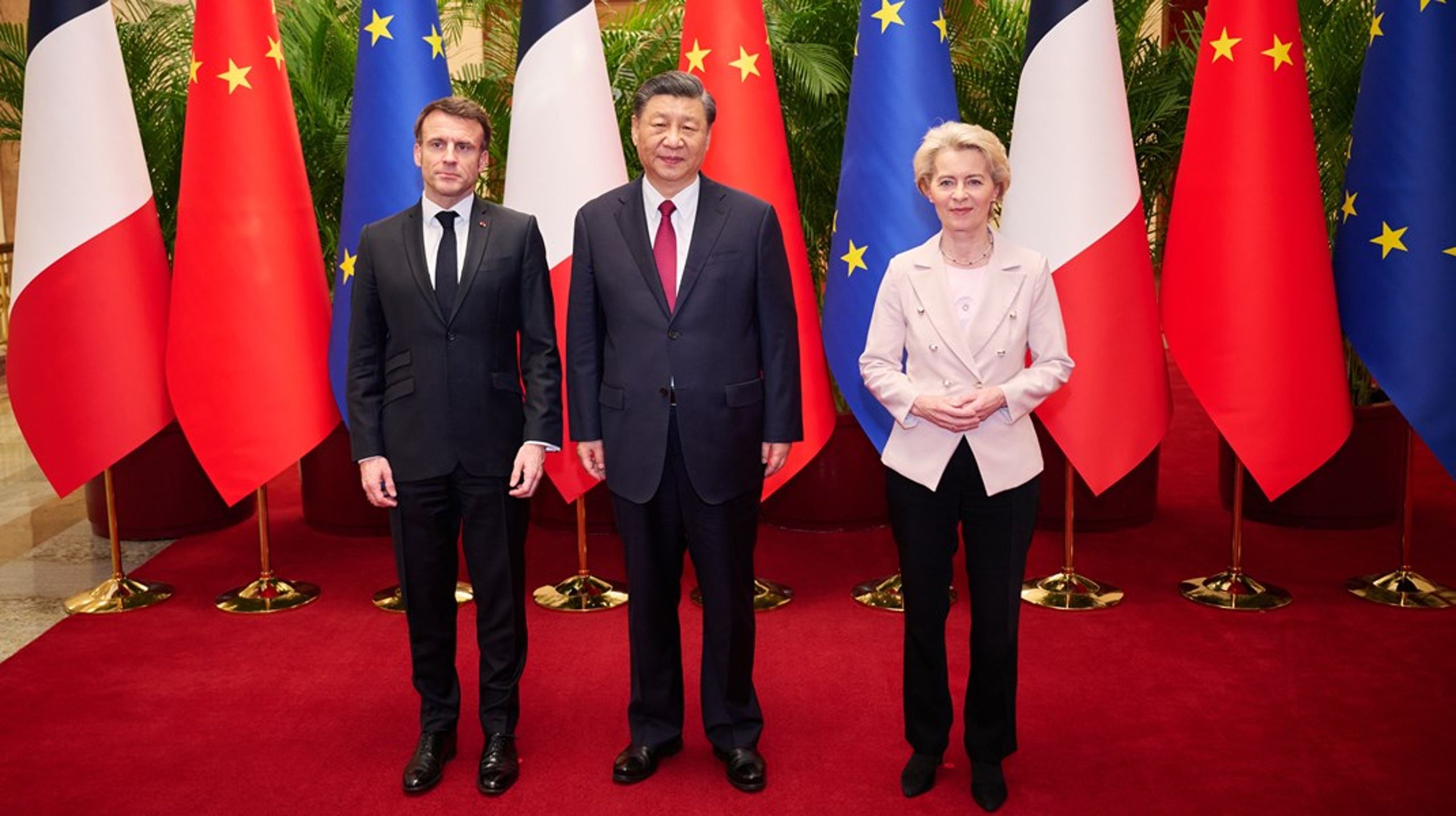 Frankrikes president Emmanuel Macron, Kinas president Xi Jinping och EU-kommissionens ordförande Ursula von der Leyen när de träffades i april förra året. Idag är relationen till Kina än mer spänd.