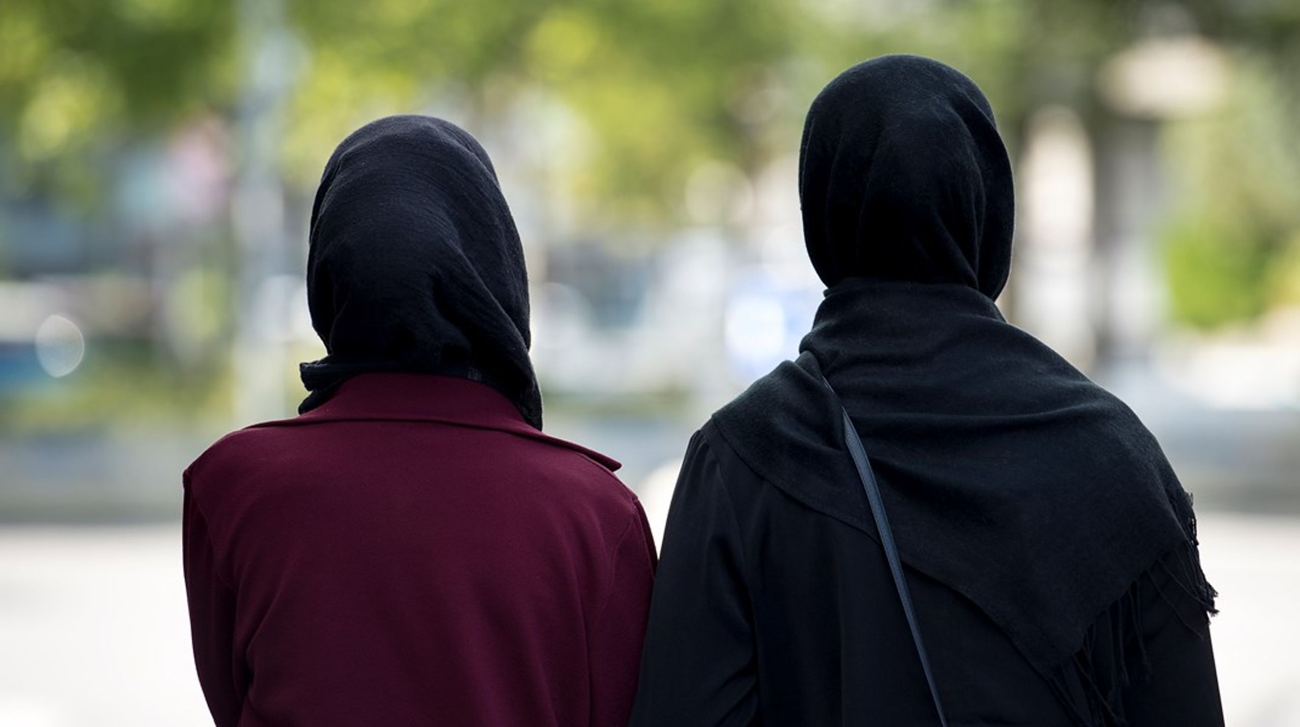 ”Många av dem som invandrat tror nu att Sverige är en plats där de kan fortsätta leva helt enligt de normer de hade i hemlandet. De har också lärt sig att anklaga dem som invänder mot kulturellt relaterade företeelser med ursprung utanför Sverige för rasism eller islamofobi”, skriver Josefin Utas.