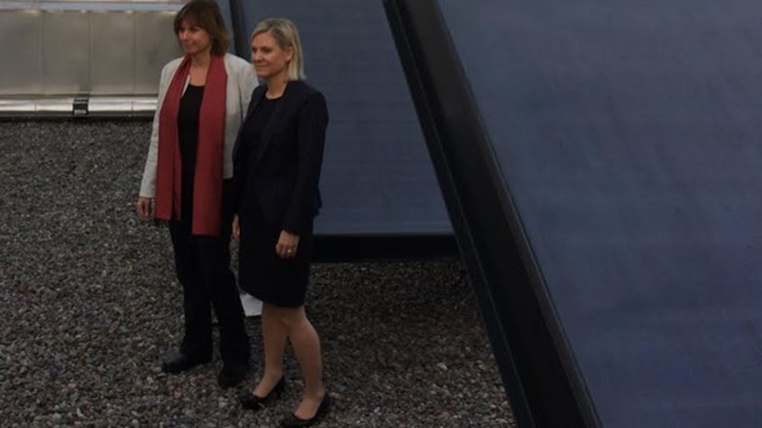 Klimatminister Isabella Lövin (MP) och finansminister Magdalena Andersson (S)&nbsp;framför solcellerna på finansdepartementets tak.&nbsp;&nbsp;