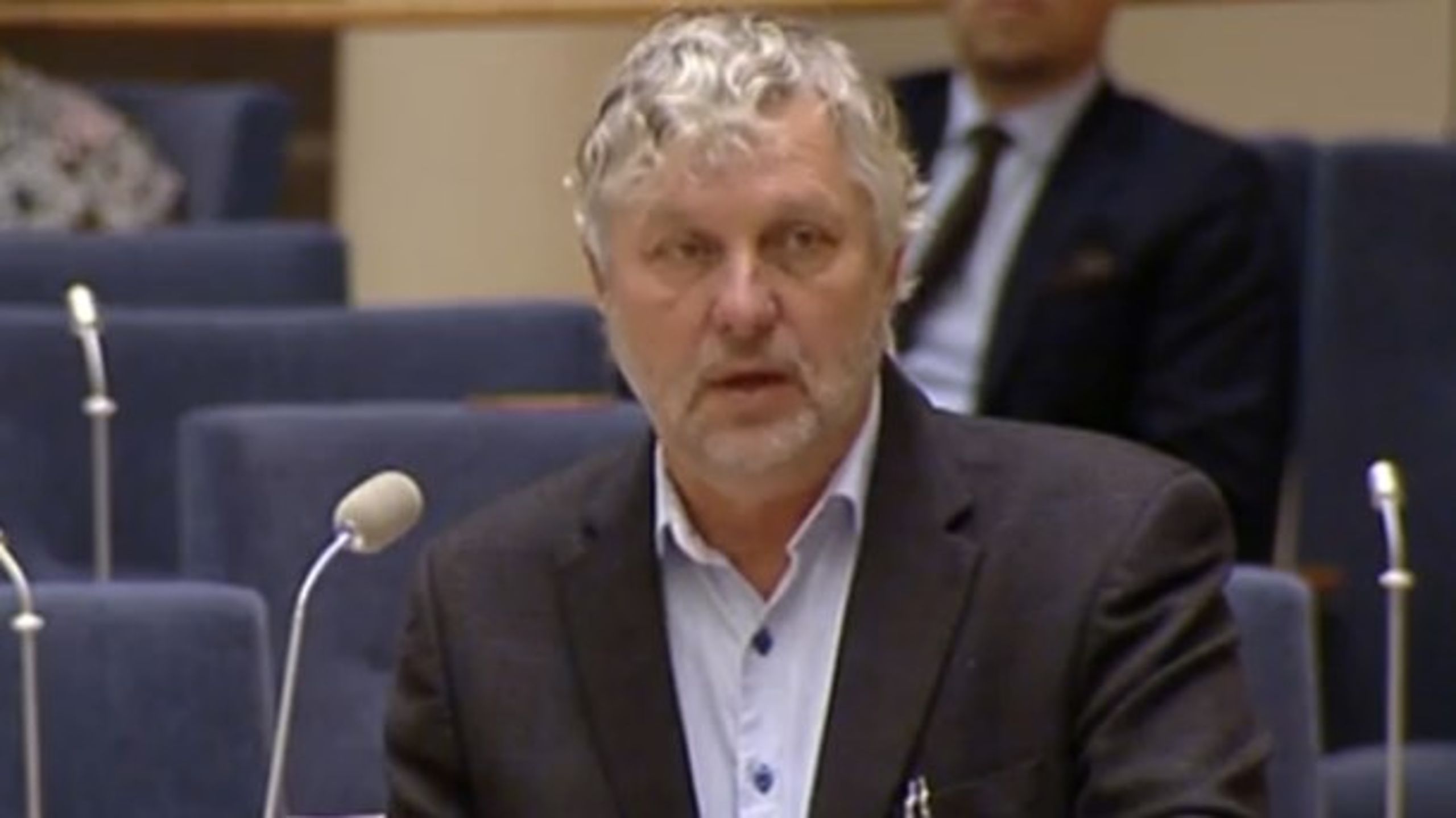 Bostads- och digitaliseringsminister Peter Eriksson (MP) diskuterar bredband under en frågestund i riksdagen.