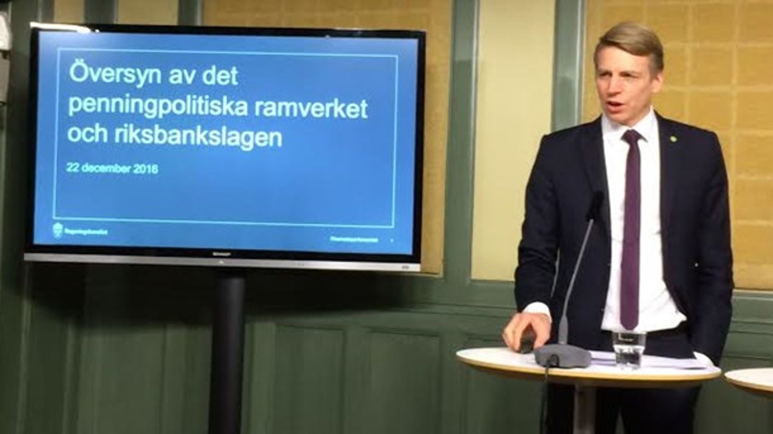 Finansmarknadsminister Per Bolund (MP) presenterar direktiv till Riksbanksutredningen.