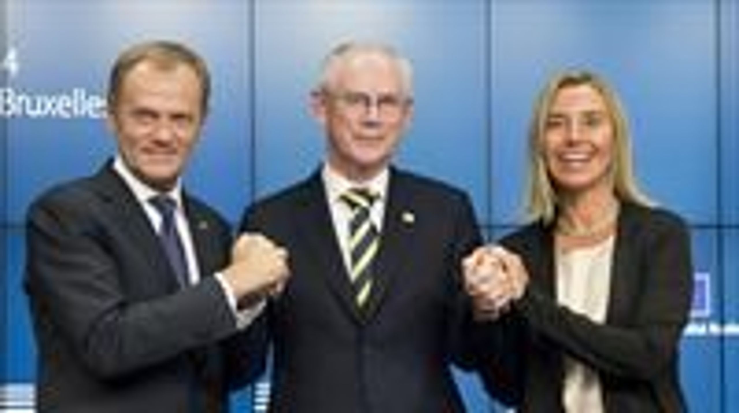 Den
sittande ordföranden för Europeiska rådet, Herman Van Rompuy, gratulerar sin
efterträdare Donald Tusk (till vänster) och den nyutnämnde utrikeschefen,
Federica Mogherini (till höger) (Europeiska unionens råd).