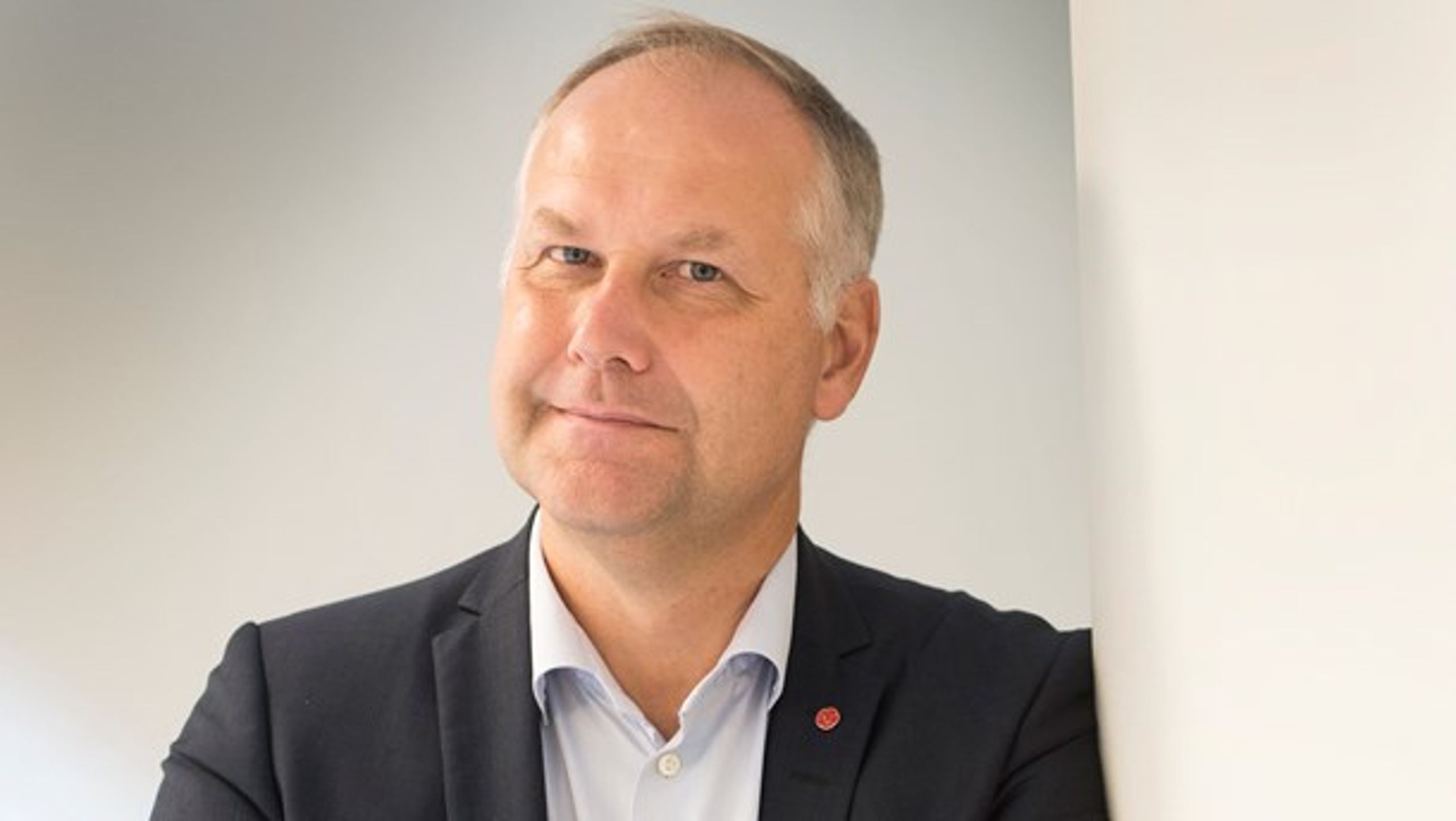 Vänsterpartiets Jonas Sjöstedt vill skriva ner CSN-lån för att gynna glesbygdskommuner.