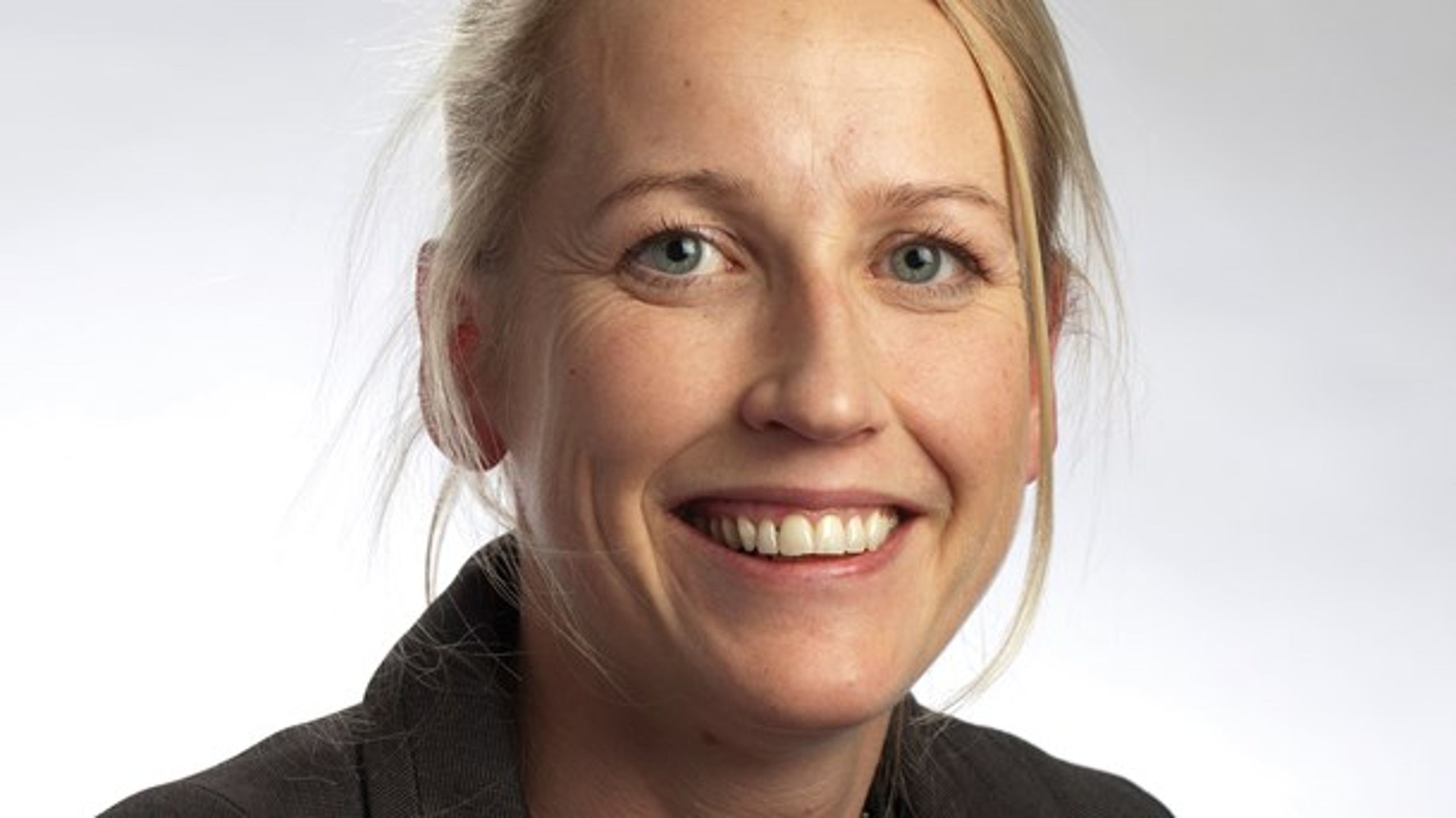 Åsa Kullgren lämnar nu uppdraget som apoteksutredare, regeringen har gett tilläggsdirektiv till utredningen som har tagit över av nya utredaren Anna-Lena Sörenson (S), vice ordförande i socialutskottet.