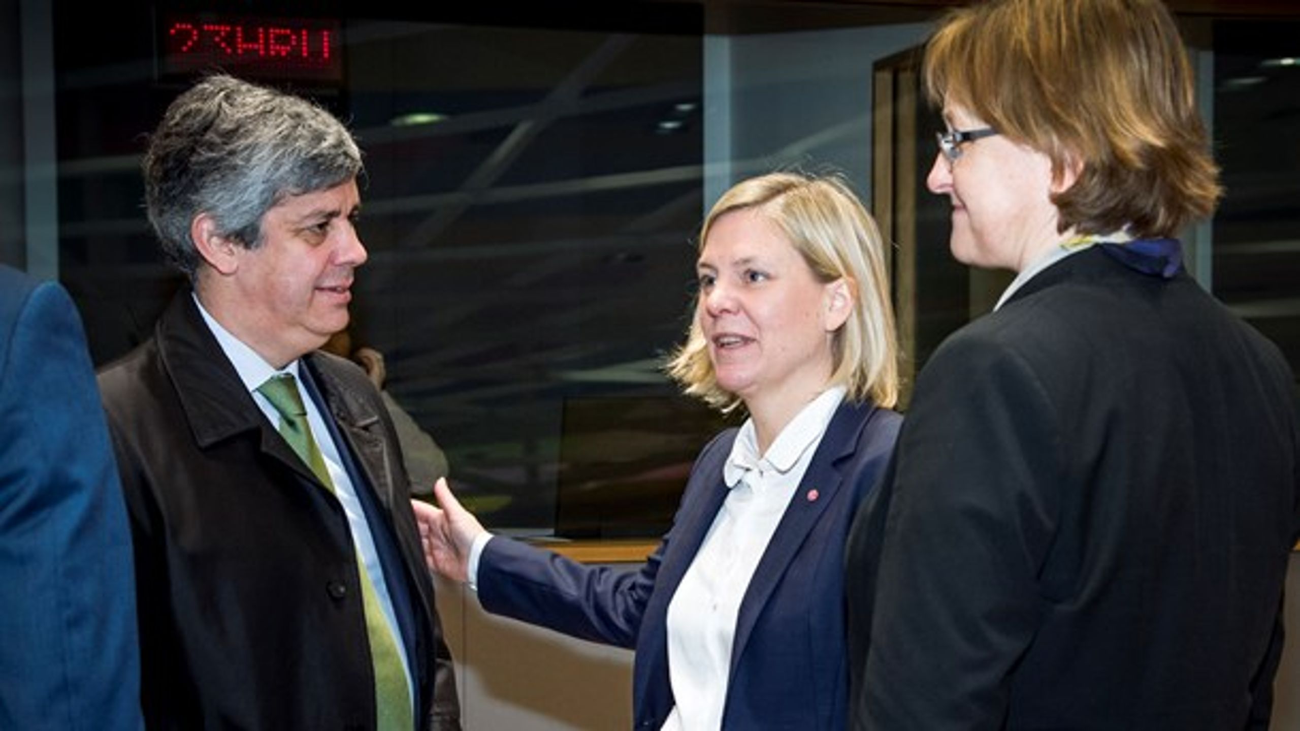 Finansminister Magdalena Andersson tillsammans med Portugals
finansminister Mario Centeno (tv) och Sloveniens finansminister Mateja Vranicar
Erman.