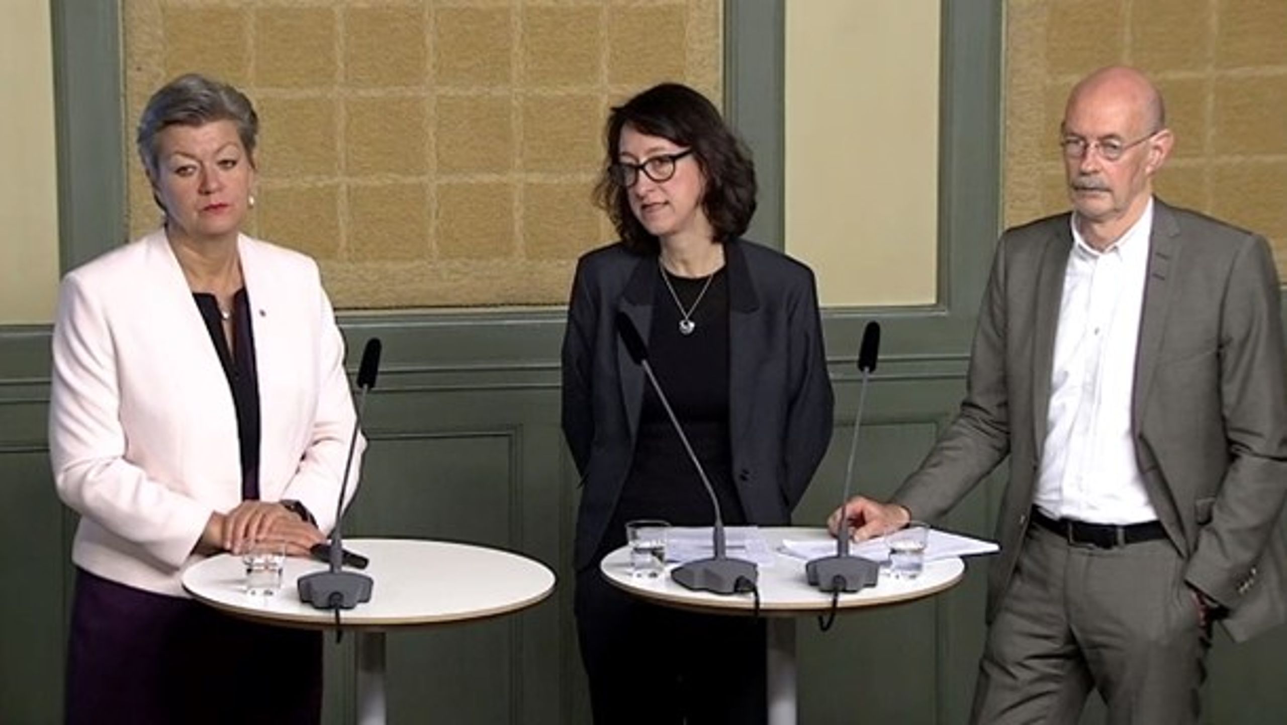 Arbetsmarknadsminister Ylva Johansson (S) med utredarna Maria Stanfors och Kurt Eriksson.