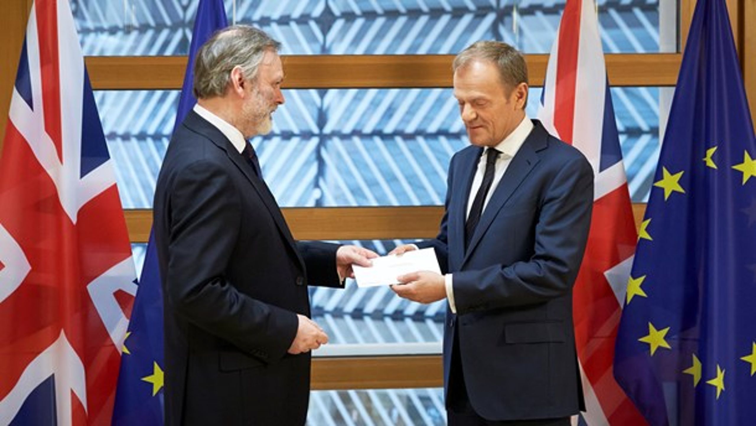 <div>EU-ambassadör Sir Tim Barrow överlämnar Storbritanniens officiella begäran att lämna EU till Europeiska rådets ordförande Donald Tusk.<br></div>