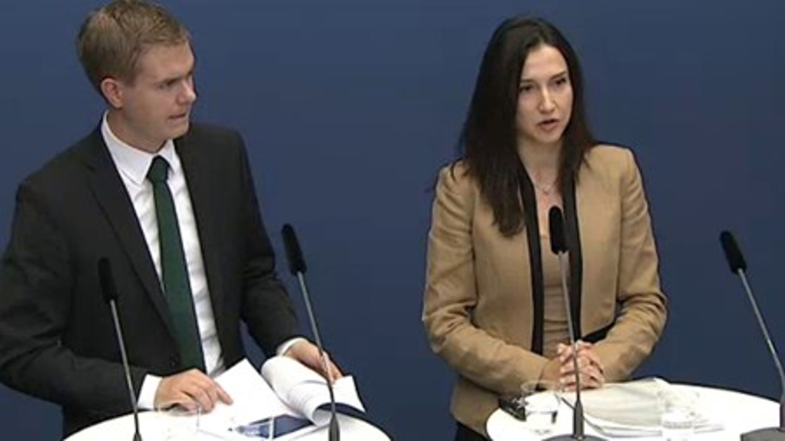 Gustav Fridolin (MP) och Aida&nbsp;Hadzialic (S) under tisdagens presskonferens (Bild: Regeringskansliet)