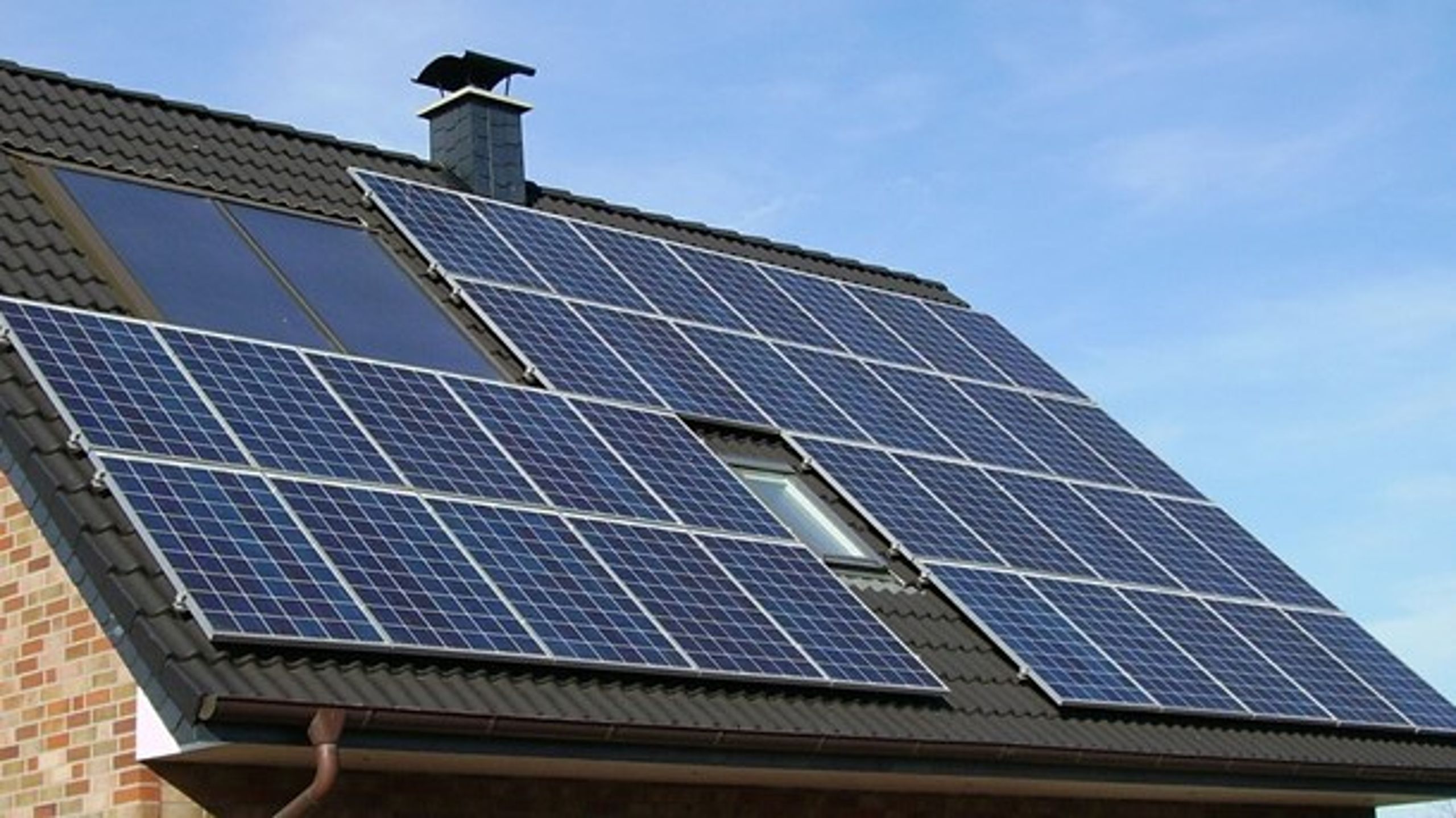 Stoppet för nya elproducenter att ansluta sig till elnätet gäller såväl större anläggningar som villaägare som vill installera solpaneler på taket.