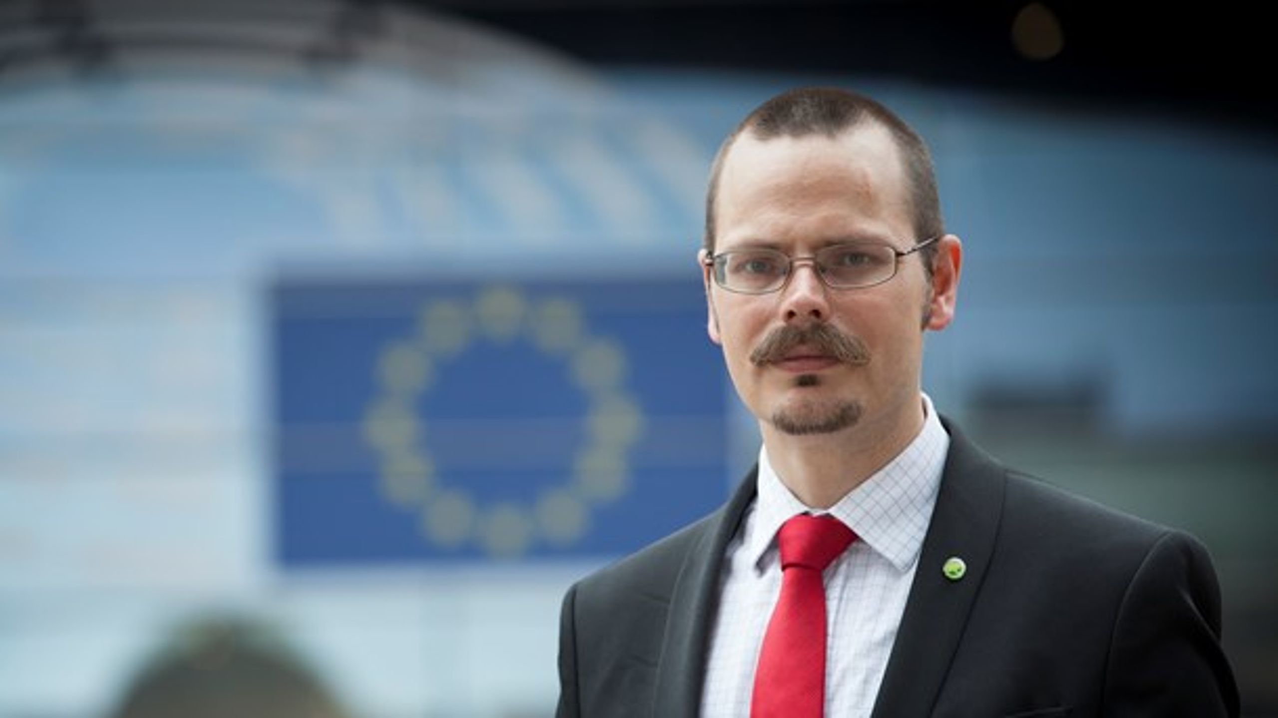 Max Andersson (MP) menar att storföretagens lobbyister snedvrider den politiska spelplanen