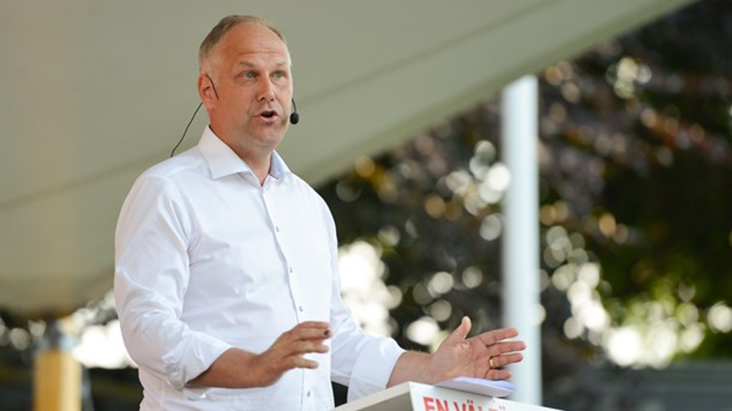 Partiledare Jonas Sjöstedt (V) hävdar att samarbete behövs för att rödgröna ska kunna fortsätta regera efter valet.