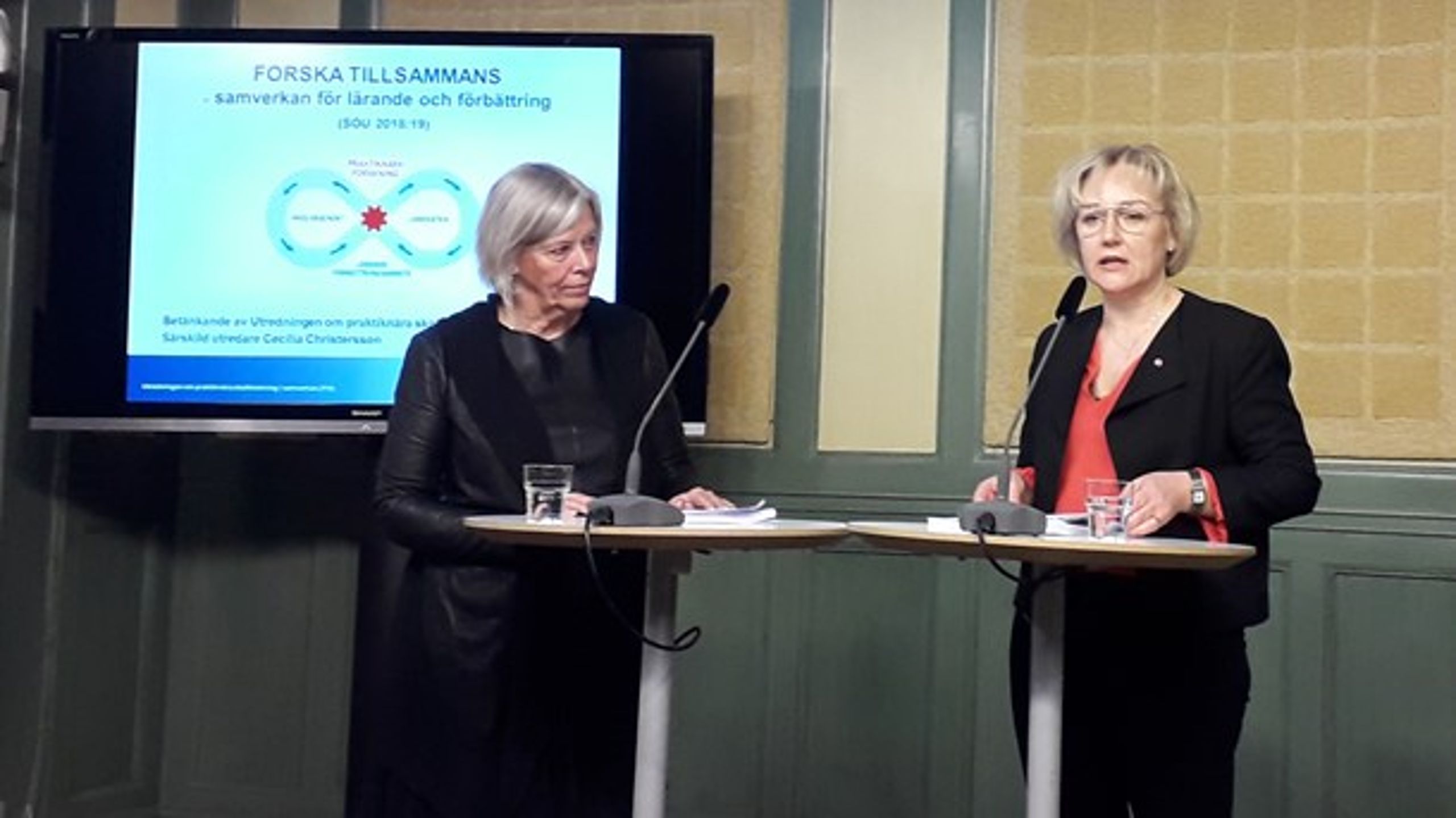 Utredare Cecilia Christersson och ministern för högre utbildning och forskning, Helene Hellmark Knutsson, under överlämningen av utredningen.