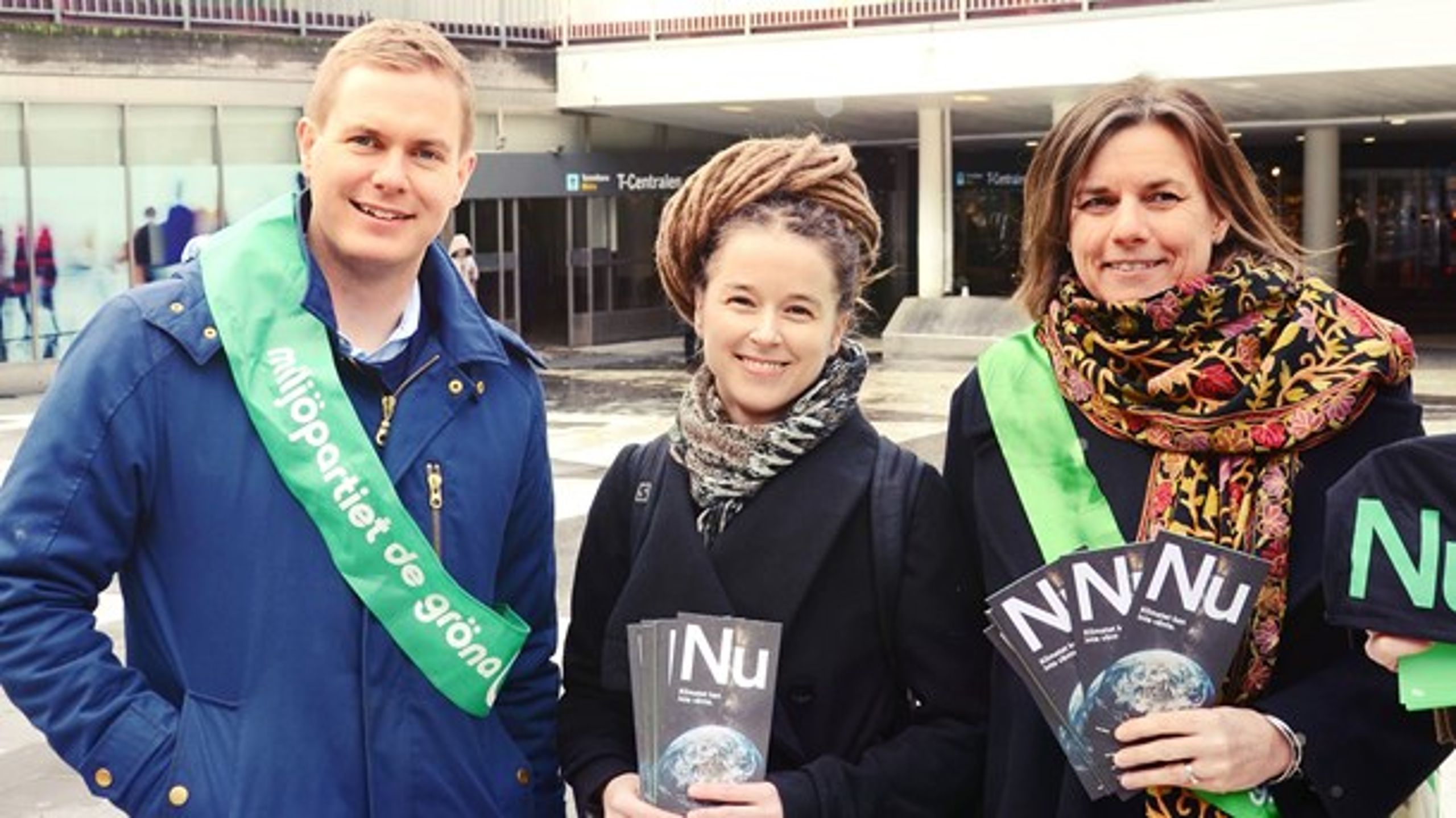 Språkrören Gustav Fridolin och Isabella Lövin tillsammans med partisekreteraren Amanda Lind när kampanjen "Klimatet Nu" presenterades på Sergels Torg i Stockholm.