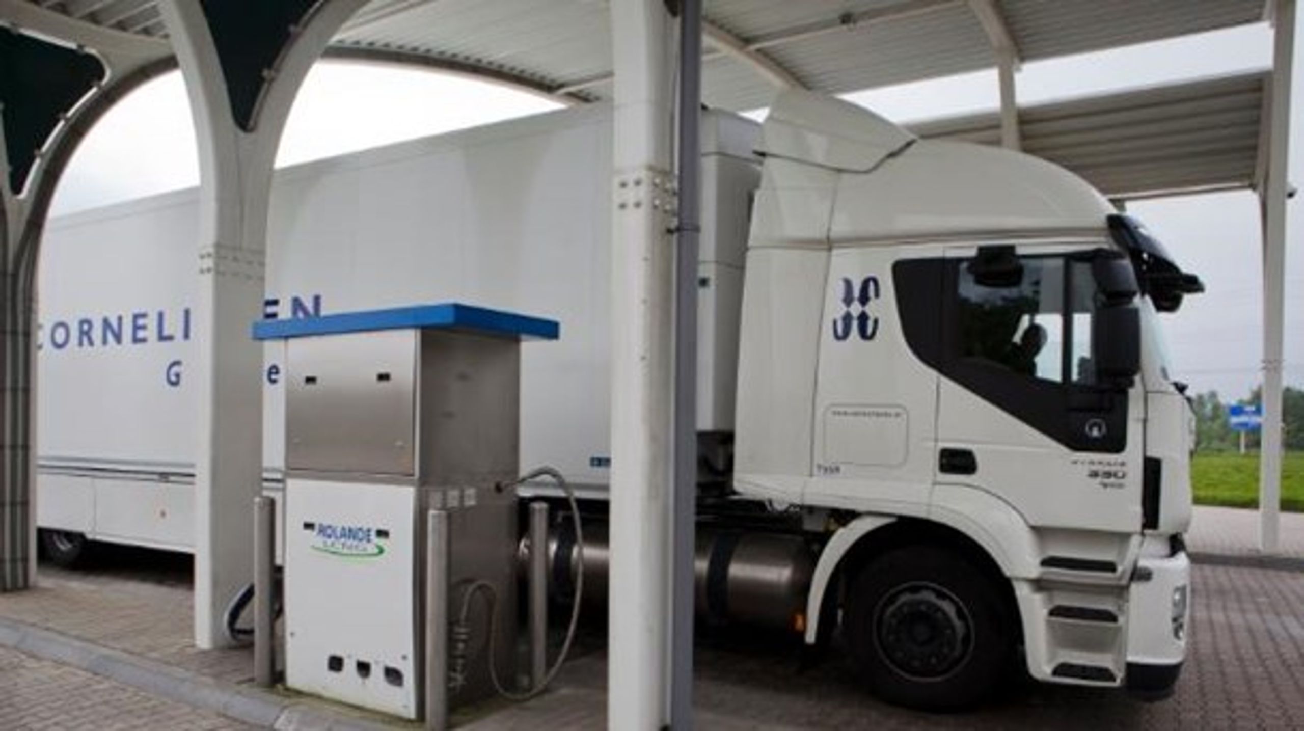 Att göra fordonen redo för nya bränslen såsom flytande biogas är en av metoderna för att få ner utsläppen. <br>