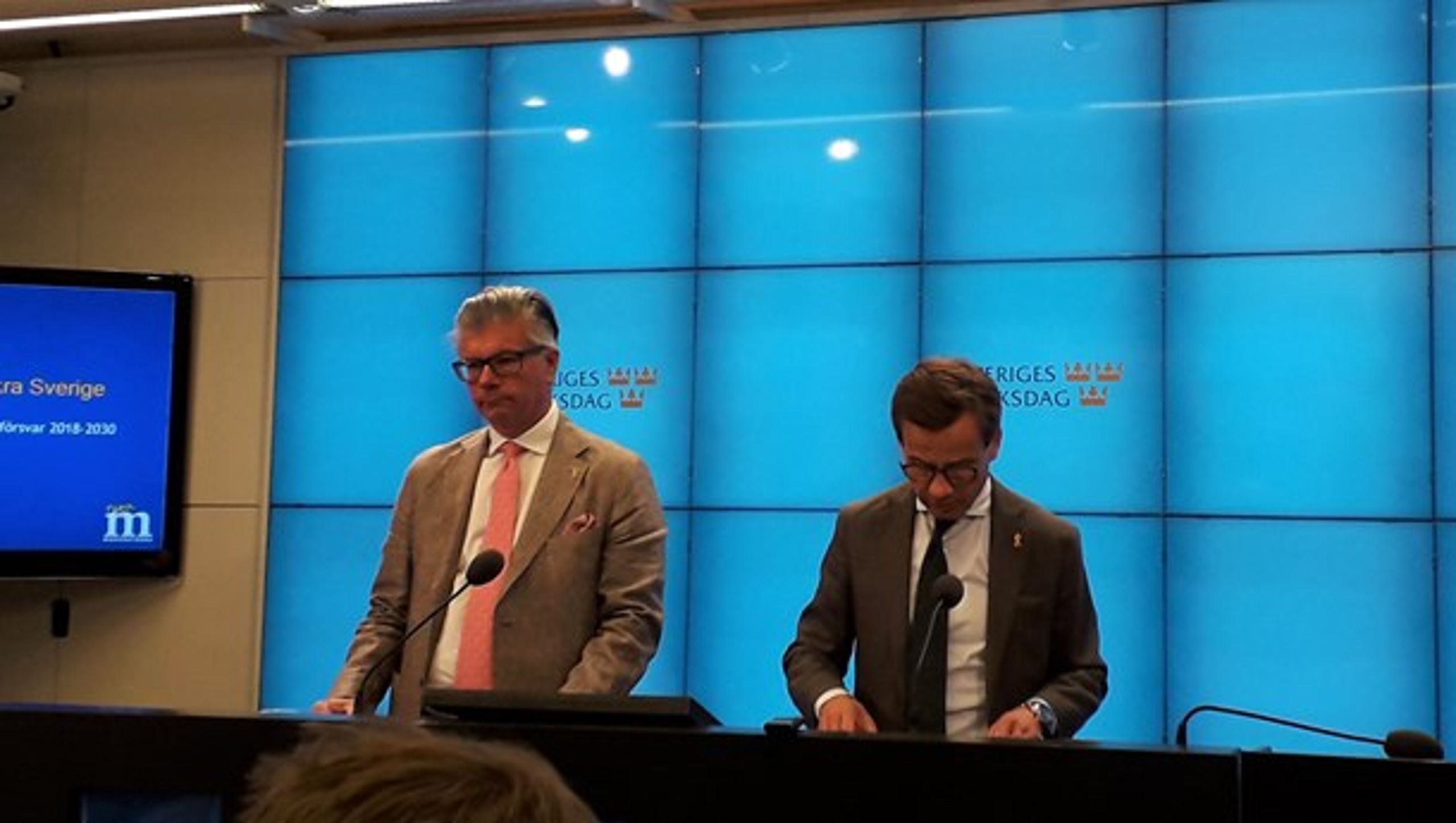Hans Wallmark, Moderaternas försvarspolitiska talesperson, och partiledare Ulf Kristersson presenterade fördelningen på en presskonferens.