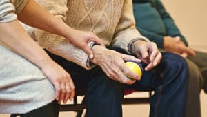 Parkinsonförbundet: Socialstyrelsens riktlinjer följs inte – nu krävs tvång