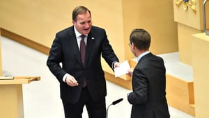 Se när partiledarna tackar av Stefan Löfven med presenter