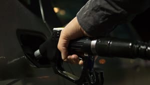M+SD+KD:s bensinskattesänkning hänger löst: Flera frågtecken