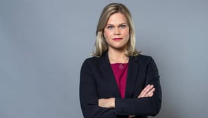 Paulina Brandberg välkomnar två nya sakkunniga till Regeringskansliet