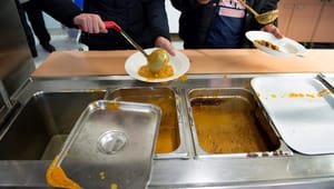 I miljardärernas paradis Sverige tvingas fattiga barn gå hungriga