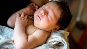Det föds för få barn i Sverige – dags att tag i de låga födelsetalen