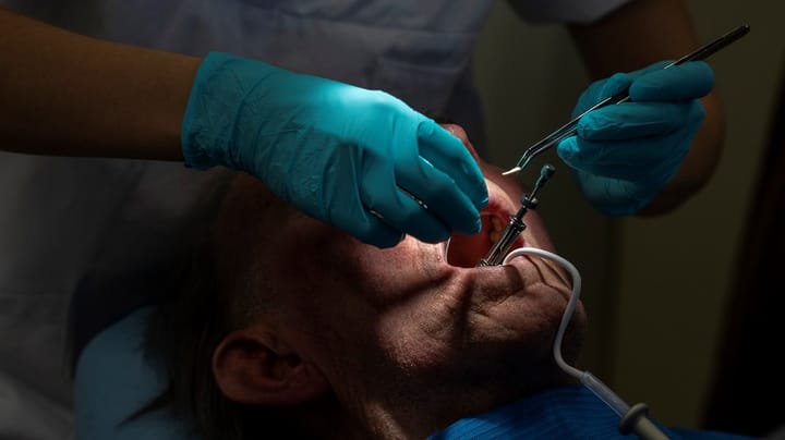 Utredare: Sänk avgiften för tandläkarbesök för våldsutsatta