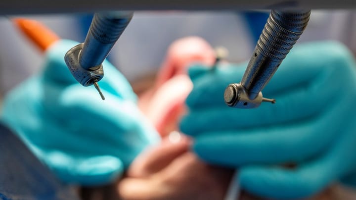 Patienterna drabbas när tandläkare drunknar i pappersarbete